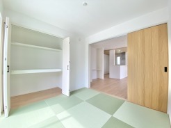 1階和室4.5帖のお部屋は、お子様のプレイルームとしてなど様々な用途でご活用していただけます。