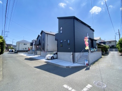 北西・北東の角地で開放感のある立地です。