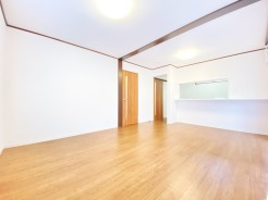 ホワイト×ウッドのあたたかい印象のリビングです。