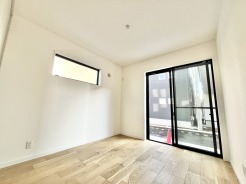 モダンでセンスある外観に木のぬくもりを感じる内観はまるで注文住宅。
