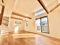 リビングには南側から陽の光が入るため、とても明るいです。