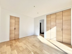 1階洋室7帖のお部屋。収納が2箇所あるので空間を最大限使用することができます。