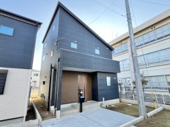 モダンでセンスある外観に木のぬくもりを感じる内観はまるで注文住宅です。