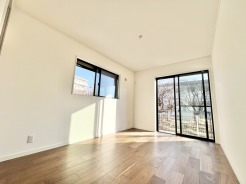 1階洋室6.6帖のお部屋にはウォークインクローゼット収納付き◎