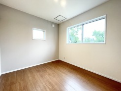 2階洋室5.25帖のお部屋もアクセントクロスが使用されており、お洒落な一部屋となっています。