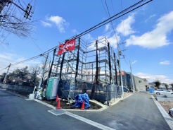 1号棟 スカイバルコニーからは心地よい日差しが差し込み、ご家族でBBQやお子様と遊ぶスペースとしてもご活用いただけます。