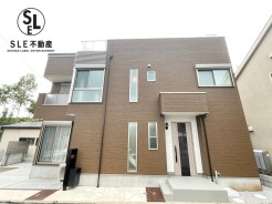 長期優良住宅は、住み心地や生活の質を高めるために設計されています。住環境が整備されており、家族が長期間快適に暮らすための配慮がされています。耐震性、断熱性、音の遮断性など、さまざまな要素が整っています。