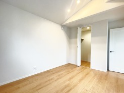 2階洋室7.1帖のお部屋は勾配天井になっているため、開放感があります。たっぷり収納ができるＷＩＣ収納付き◎