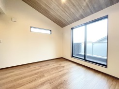 7.5帖の主寝室には、勾配天井の仕様となっており満足度の高い住宅となっております。
