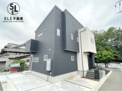 19帖超のリビングスペースに吹き抜けがついており、開放的な空間を演出いたします。