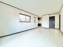 ＬＤＫ14.8帖のお部屋には南側からの日差しが入るため明るいです♪