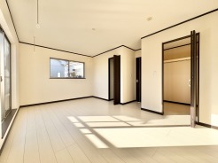 2階洋室10.1帖のお部屋にはウォークインクローゼット収納＋クローゼット収納付きで、お部屋を最大限有効活用していただけます。