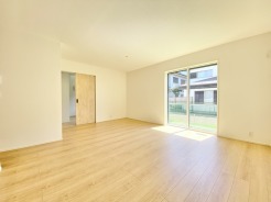 日差しの入る気持ちの良いリビングですね。お部屋が明るいと自然と気持ちまで明るくなってきそうです。毎日気持ちの良い朝が迎えられそうです。