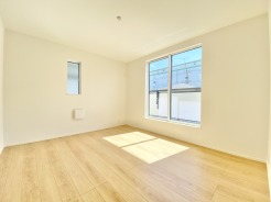 ２部屋に繋がる南向きワイドバルコニーは陽当り良好です。お洗濯物も安心出来そうです。