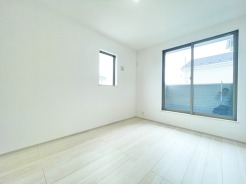 2階洋室6帖のお部屋から、南向きで陽当たり良好なバルコニーに出ることができます。