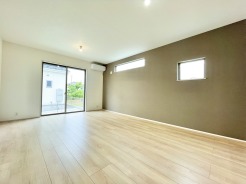 アクセントクロスが使用されており、おしゃれなリビング◎