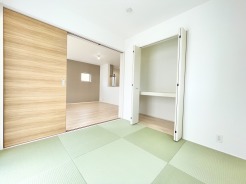 リビング横には4.5帖の和室があり、客間として使用したり様々な用途でもご活用いただけます◎