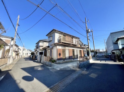 南西角地のため、開放感ある立地になっています。