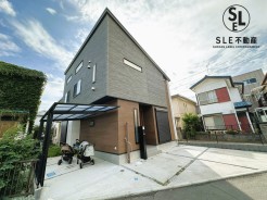 黒を基調としたシックな外観。
カースペース2台付き。