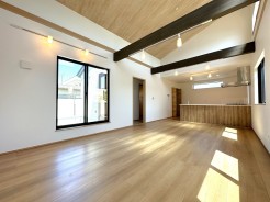 2023年5月　新築入居前の写真
LDK約19帖、勾配天井で解放感があります。