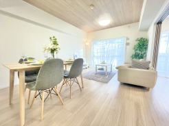 隣部屋との引き戸を開けておけばリビングをより開放的にご使用いただけます♪