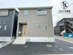 角地につき、開放感のある新築分譲住宅です。
