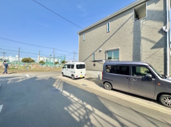 バルコニーは奥行きがあり、たくさん洗濯物を干すことができます◎南向きのため洗濯物がよく乾きます♪
