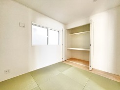 1階和室5.2帖のお部屋は、和の風情を演出する洋風和室。