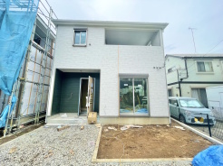 毎日の車の出し入れもスムーズにできる、ゆとりある前面道路に面した住まいです。