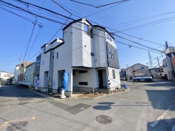 陽当り良好で開放感を感じられる立地。閑静な環境でまったり過ごせそう。