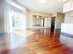 窓が多く、太陽の光でお部屋が明るく暖かいです◎