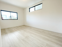 1階洋室9.3帖のお部屋にはウォークインクローゼット収納付き◎お部屋を最大限有効活用していただけます。