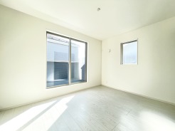 2階洋室6帖のお部屋からは南側バルコニーに出ることが出来ます。