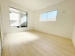 2階洋室6.8帖のお部屋からバルコニーに出ることが出来ます。