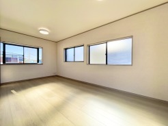 2階洋室10帖のお部屋から日当たり良好なバルコニーに出ることができます◎