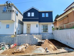 土地約37坪、車種により2台駐車が可能な4ＬＤＫ新築戸建です。