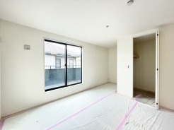 1号棟 バルコニーに面したWIC付きの主寝室
明るい洋室となっています。