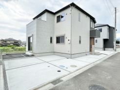 開発分譲地の為、綺麗な街並みの住宅街になります。