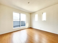 2階主寝室は、バルコニーに面した明るいお部屋です◎