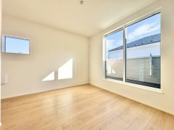 2階洋室6帖からは、南向きで陽当たり良好なバルコニーに出ることが出来ます。