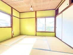 2階和室6帖は押入れ収納トタンス収納があり、お部屋を最大限有効活用していただけます。