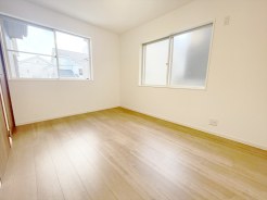 2階洋室6帖のお部屋。各居室収納付きのためお部屋を最大限有効活用していただけます◎