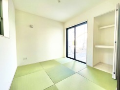 1階和室4.5帖は引き戸を開けておけばリビングをより開放的にご活用いただけます◎