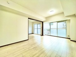 南側からの日差しが入るため、明るいリビングです。家族団らんの時間をゆったりお過ごしいただけます♪