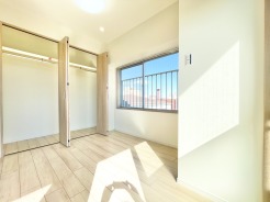 リビング横の洋室も南側からの日差しが入るため、明るいお部屋となっています◎
