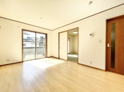 キッチンからリビングを見渡せる間取りのため、会話を楽しみながら料理が出来ます◎