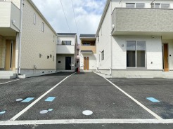 車種により2台駐車が可能なスペースがございます