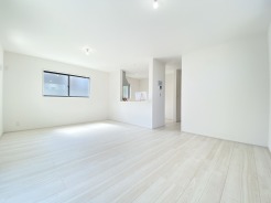 LDKは広々17.5帖ございます。白を基調としたお部屋のため、開放感のある印象ですね。