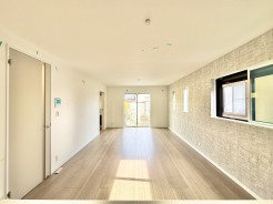(モデルハウス写真）
キッチンからリビングを見渡すことができる設計のため、奥様も安心して家事を行うことができますね。
※実際の施工と異なることがございます。気になる点はスタッフへお気軽にお尋ねください。