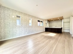 （モデルハウス写真）
約16～17帖のLDKを設計しており、整形のため使い勝手の良いリビングルームとなっております。
※実際の施工と異なることがございます。気になる点はスタッフへお気軽にお尋ねください。